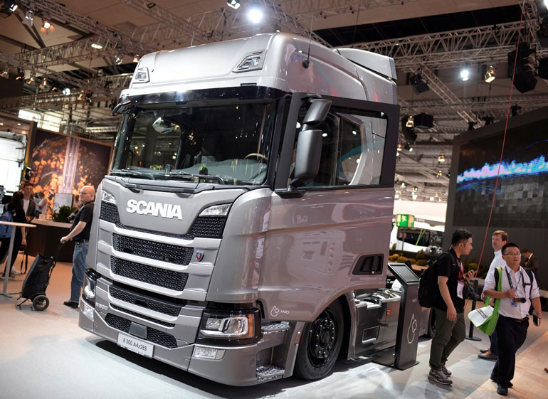 Peterbilt-vs-Scania-Trucks6