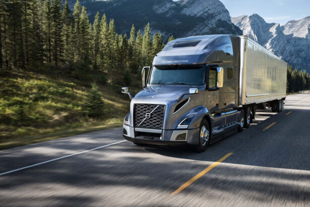 Peterbilt-vs-Volvo-Trucks
